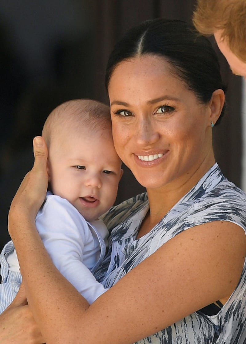 Meghan Markle posando junto a Archie