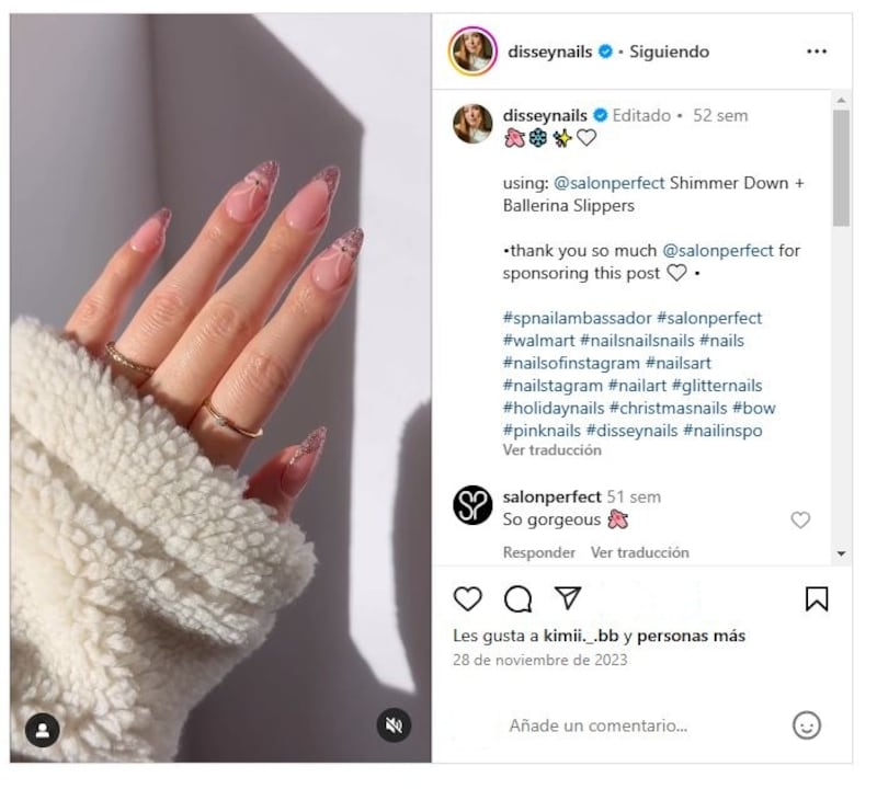 El rosa es uno de los colores más bonitos para llevar en una manicura navideña