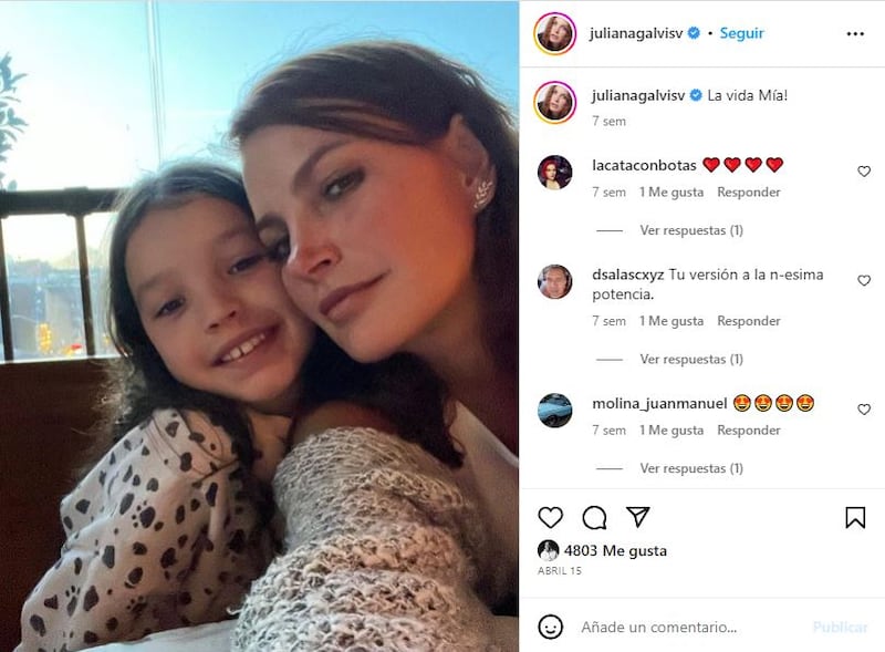 Juliana Galvis junto a su hija