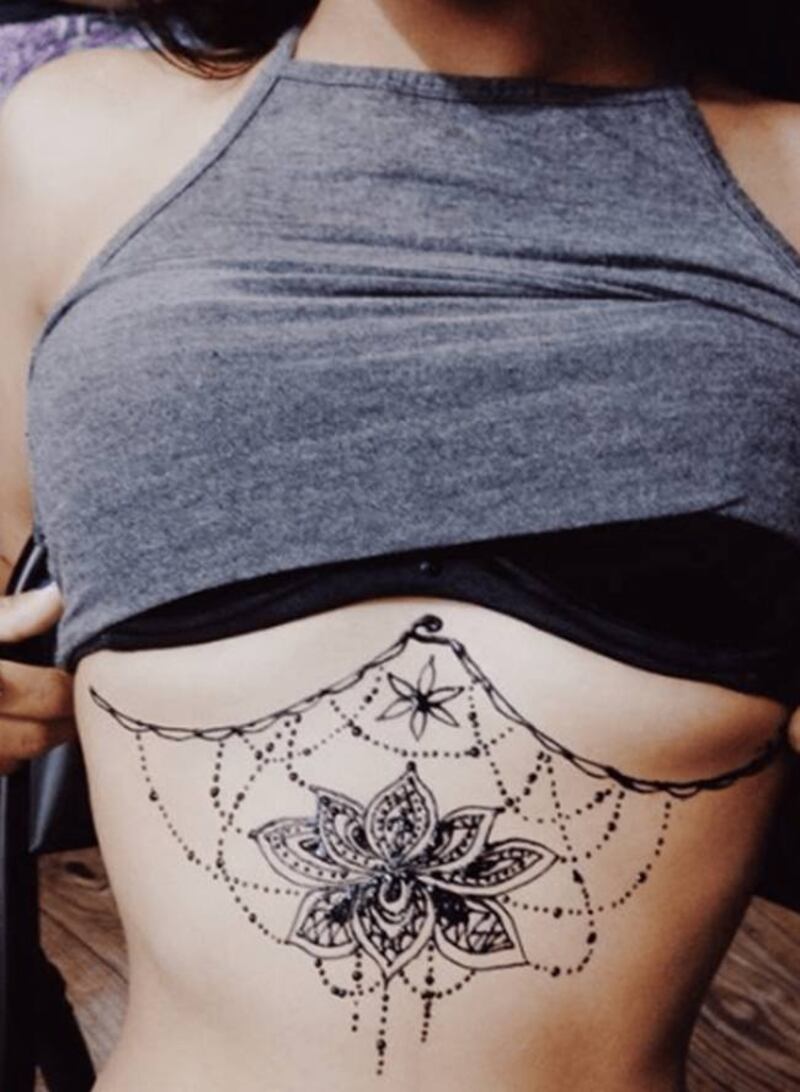 Tatuajes debajo del pecho para mujeres fuertes que han superado relaciones  tóxicas – Nueva Mujer