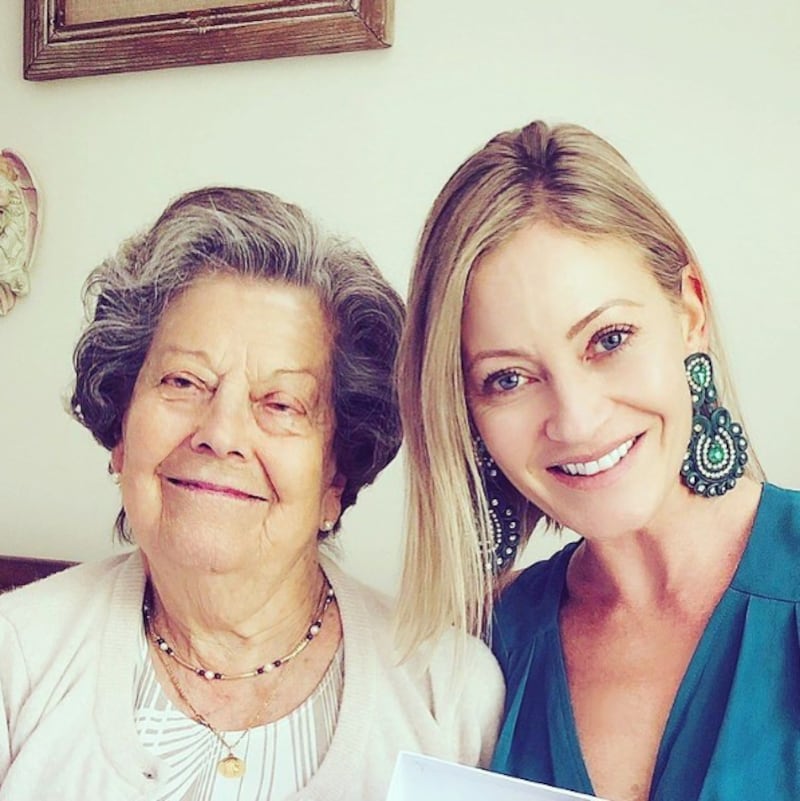 Marcela Vacarezza junto a Laura Maturana, madre de Rafael Araneda