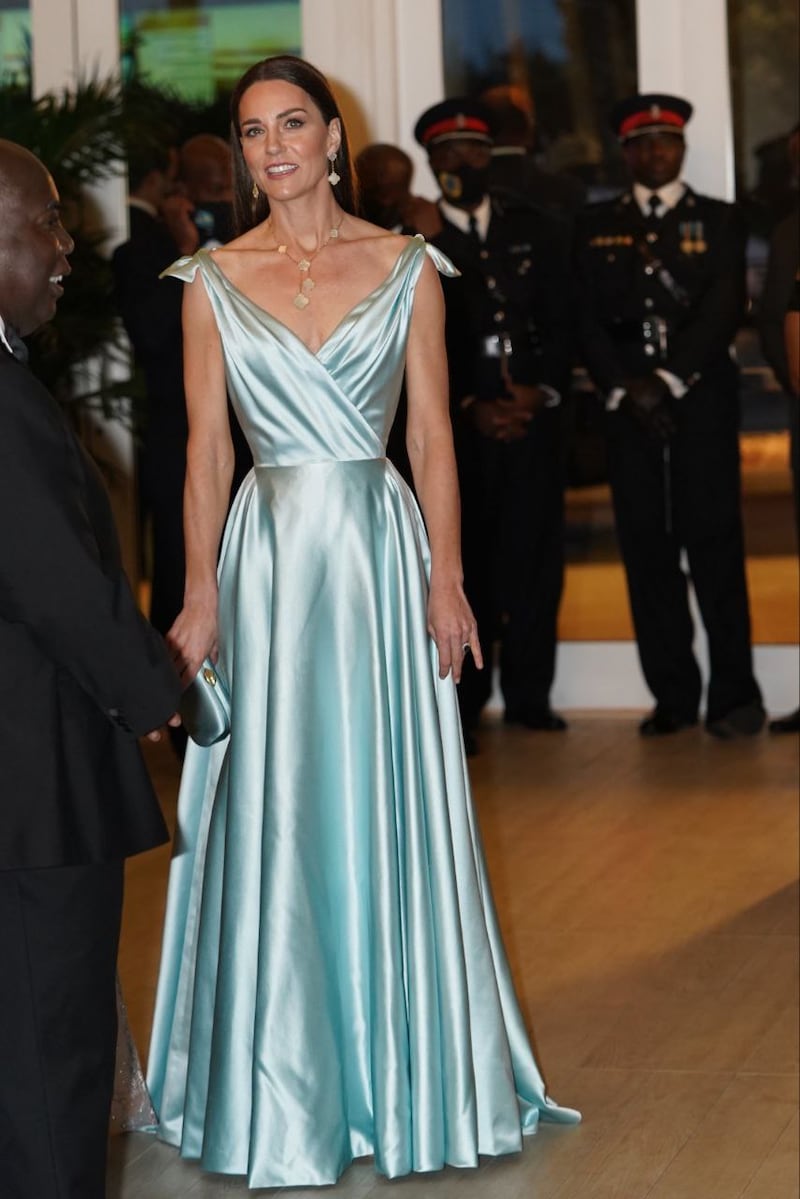 Kate Middleton en su vestido de gala celeste