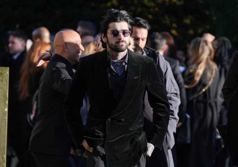 Zayn Malik camina después del funeral del cantante de One Direction, Liam Payne, en la iglesia de St Mary en Amersham, Inglaterra, el miércoles 20 de noviembre de 2024. (Andrew Matthews/PA vía AP)