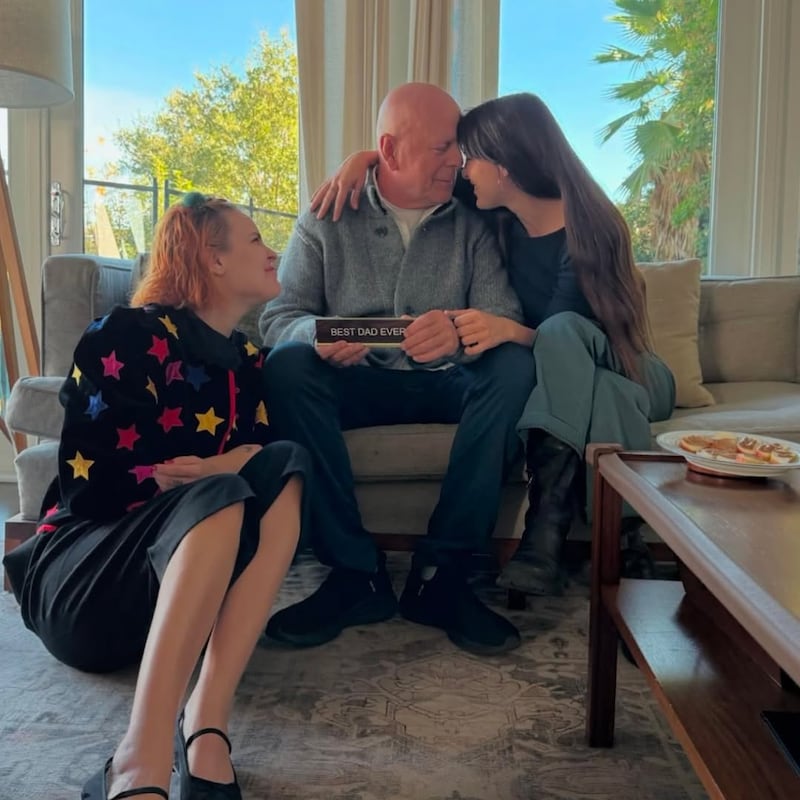 Demi Moore contó que lo que están viviendo con Bruce Willis y su enfermedad no se lo desea a nadie, pero que han encontrado la forma de gozar de amor y alegria.