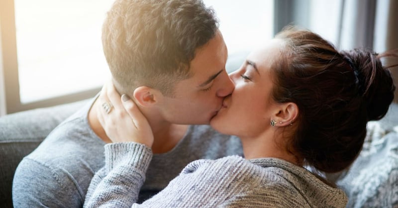 Del beso francés al beso en la frente: estos son los 7 tipos de besos y qué significan