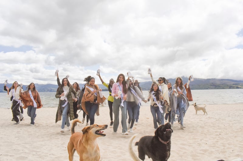 Las reinas en un espontáneo momento en Playa Blanca