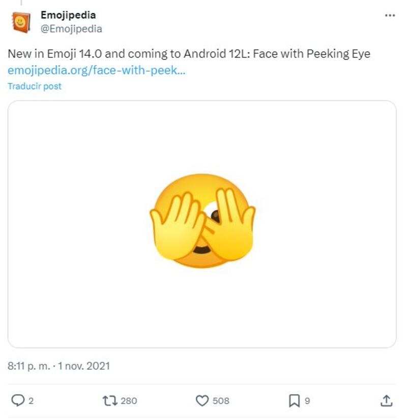 El emoji tapándose la cara con un ojo espiando representa el deseo de querer quitar la mirada de algo pero ser incapaz