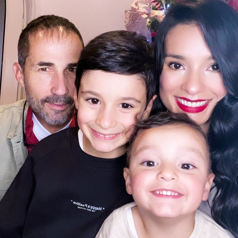 Paola Rey junto a su familia