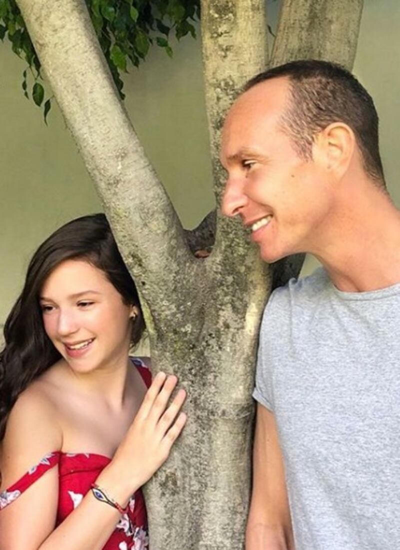 Mía Rubin se convierte en el clon de su papá, y es realmente impresionante  – Nueva Mujer