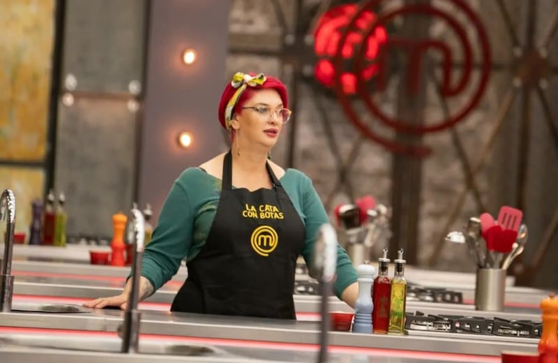 Durante el reto de eliminación de 'MasterChef Celebrity Colombia' la ahora exparticipante 'La Cata con Botas' hizo lo que no debía.