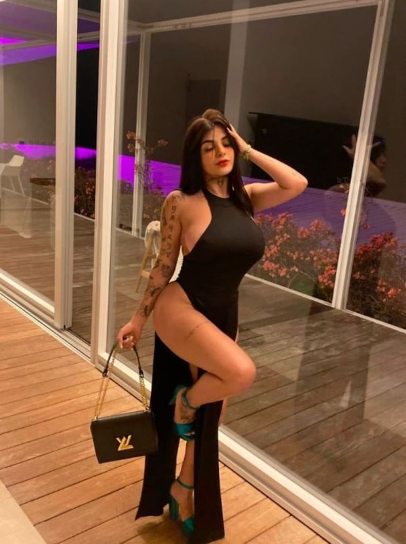 Karely Ruiz: las 3 sexys fotos que habrían provocado el cierre de su cuenta  de Instagram – Nueva Mujer