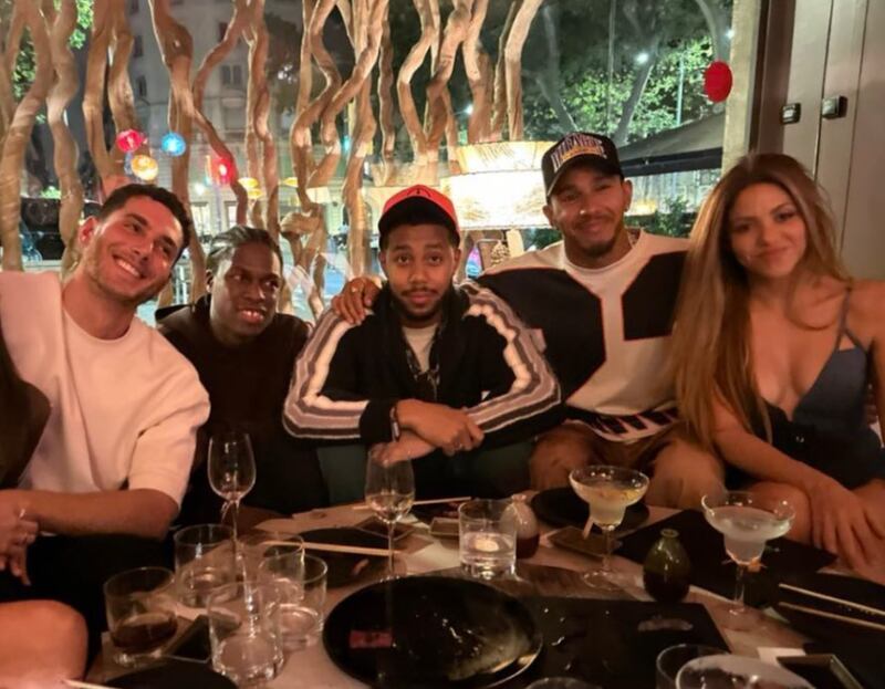 Lewis Hamilton y Shakira junto a amigos