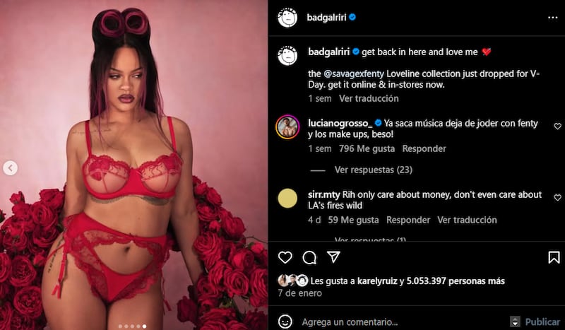 Rihanna cambió de look y lleva mechas rosadas