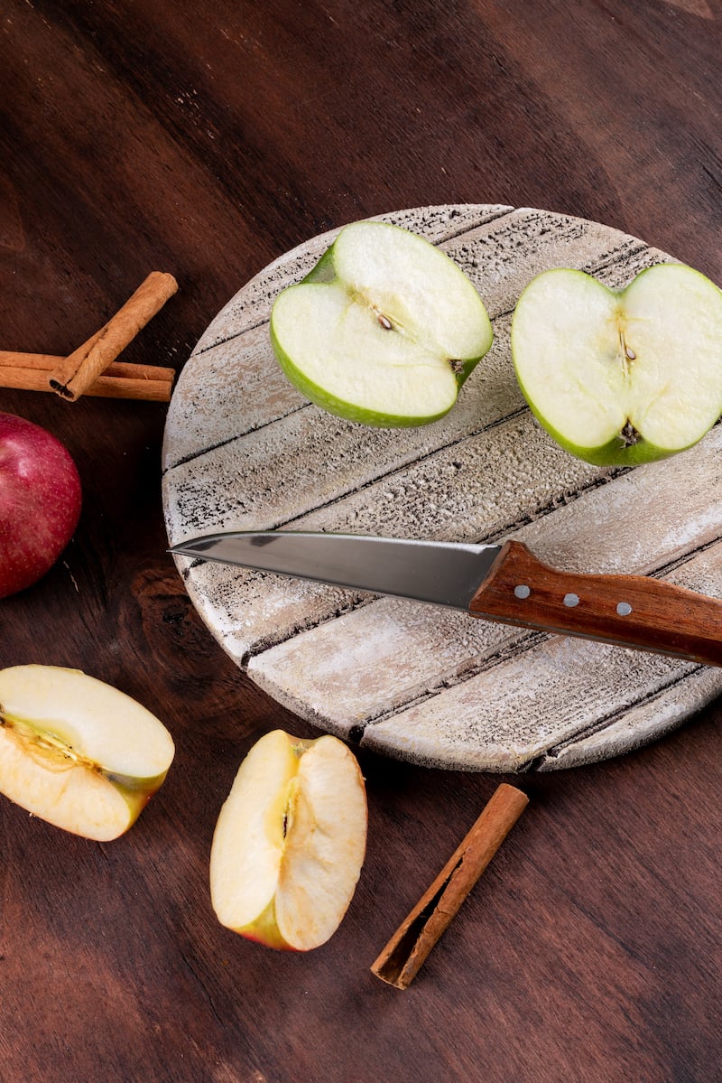 Manzanas listas para ensalada navideña