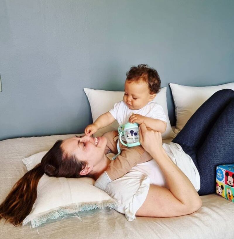 Natalia Duco junto a su hijo Luciano, de 9 meses de edad