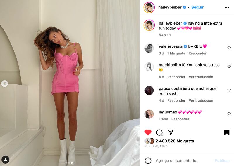 Hailey Bieber vestido rosa.