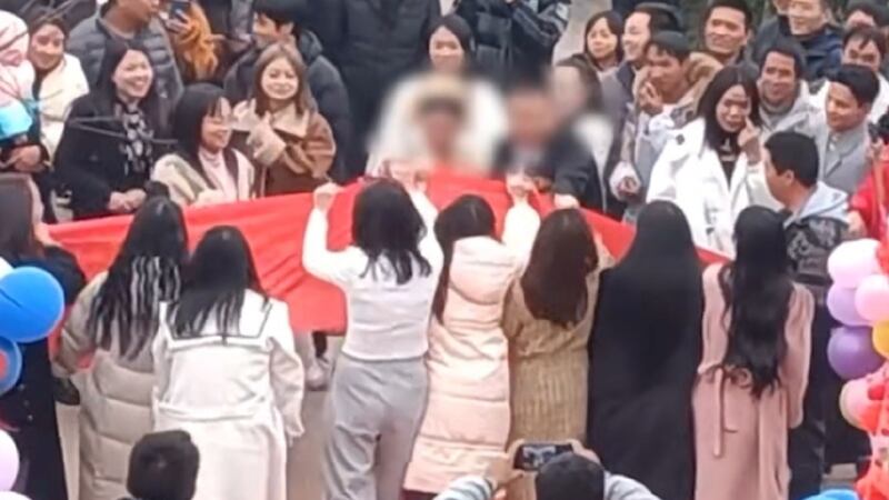 Mujeres se unen para acabar con la boda de su exnovio en China