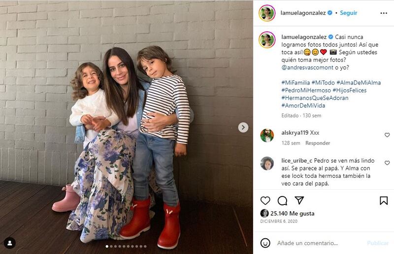 Manuela González junto a sus dos hijos