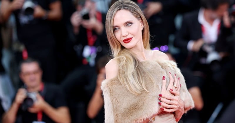 "Es tan triste": Angelina Jolie reaparece con guantes en alfombra roja y este detalle alarmó a las redes