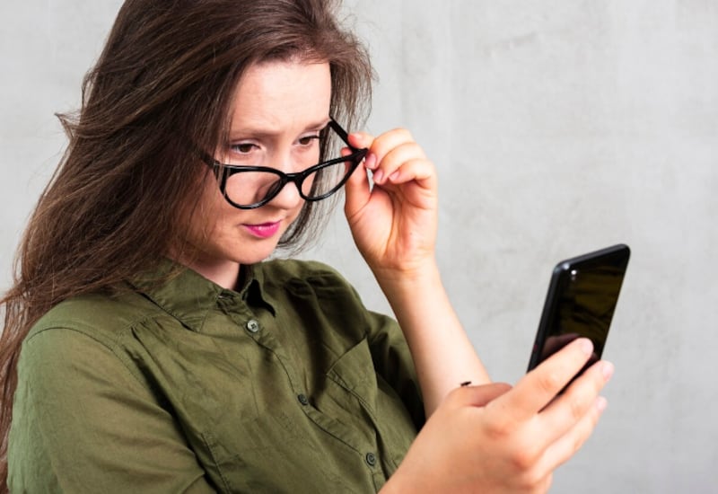 Mujer revisando su teléfono celular.