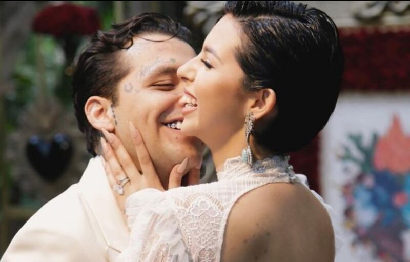 Christian Nodal y Ángela Aguilar en una de sus fotos de boda