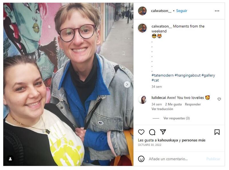 Cal Watson junto a su pareja en la vida real