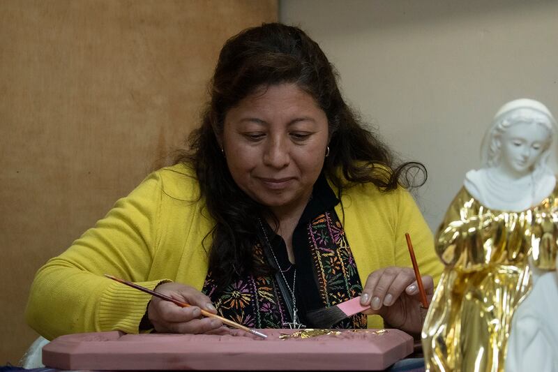 Magaly Masa, artista de policromía en San Antonio de Ibarra