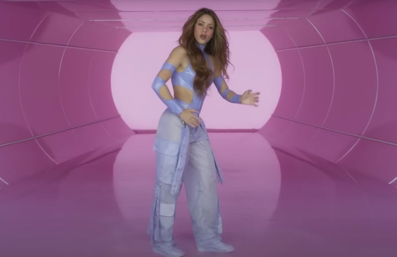 Shakira con un conjunto ‘futurista’ con ‘cargo pants.’