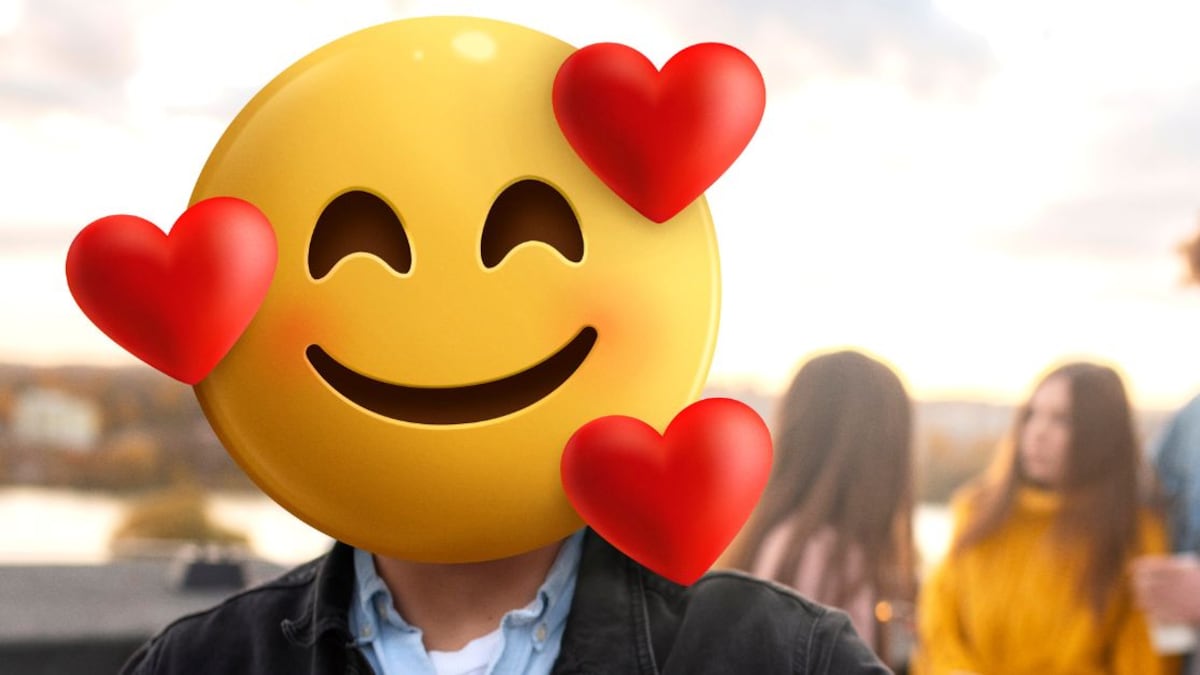 El emoji con corazones en la cara se puede usar en varios contextos en WhatsApp