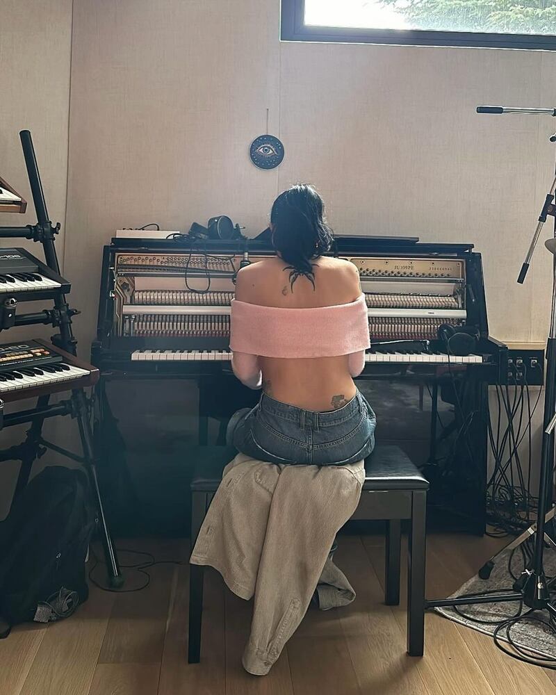 Cazzu compartió una conmovedora foto frente a su piano.
