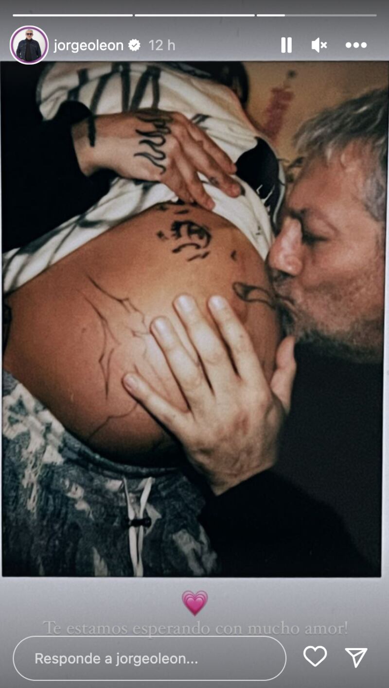 Jorge León, vestuarista de Cazzu besando su baby bump