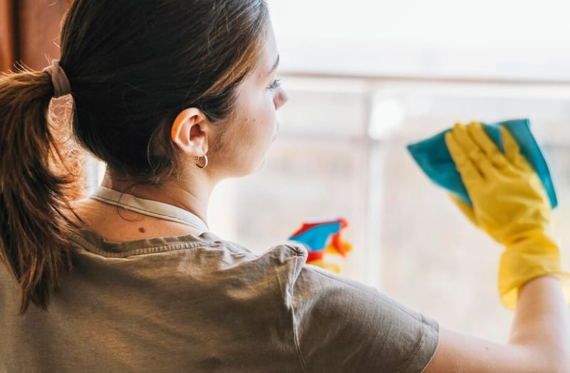 Tiro medio mujer limpieza ventana