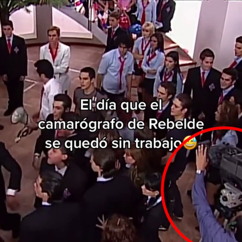 Un camarógrafo aparece en una escena de 'Rebelde'