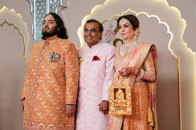 La boda entre Radhika Merchant y Anant Ambani se ha convertido en uno de los eventos sociales más importantes de los últimos años, ya que ha ganado popularidad a través de los famosos que asistieron para presentarse como parte de un show privado y como invitados especiales para formar parte de la celebración.