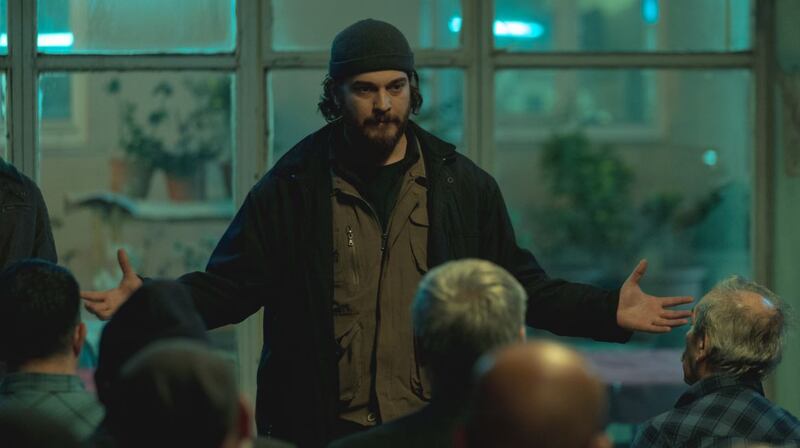 Çağatay Ulusoy en una escena de la serie 'Kübra'