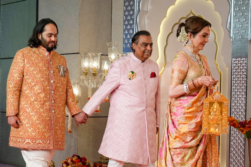 La boda entre Radhika Merchant y Anant Ambani se ha convertido en uno de los eventos sociales más importantes de los últimos años, ya que ha ganado popularidad a través de los famosos que asistieron para presentarse como parte de un show privado y como invitados especiales para formar parte de la celebración.