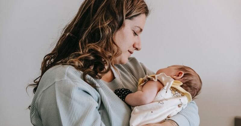 Foto de mamá con su bebé pequeño