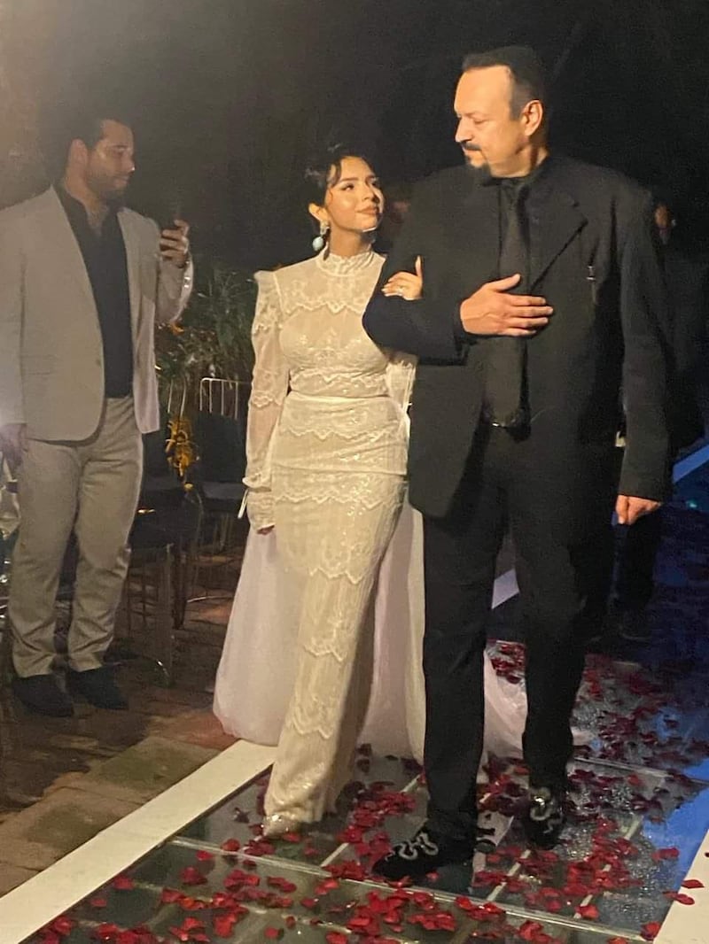 Pepe Aguilar llevando a Ángela Aguilar al altar