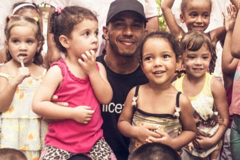 “Igualita que tú”: las tremendas obras de caridad de Hamilton mientras Shakira construye escuelas en Colombia.