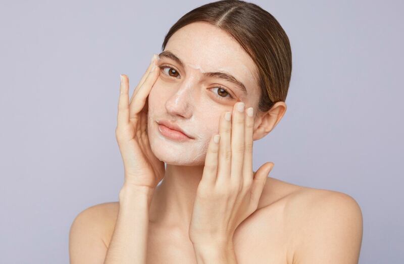 Mujer de cerca con mascarilla facial