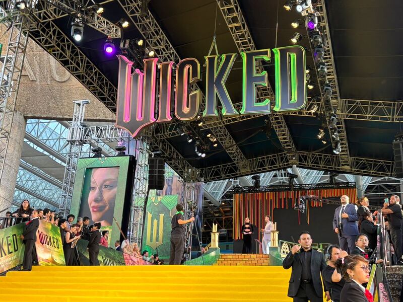 La alfombra amarilla de Wicked fue conducida por Tania Rincón y Diego Alfaro.