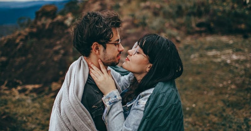 Cómo abraza un hombre que te ama de verdad: así reconocerás si tu pareja tiene un amor verdadero