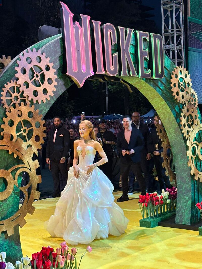 Ariana Grande llegó a la alfombra amarilla de Wicked luciendo espectacular .