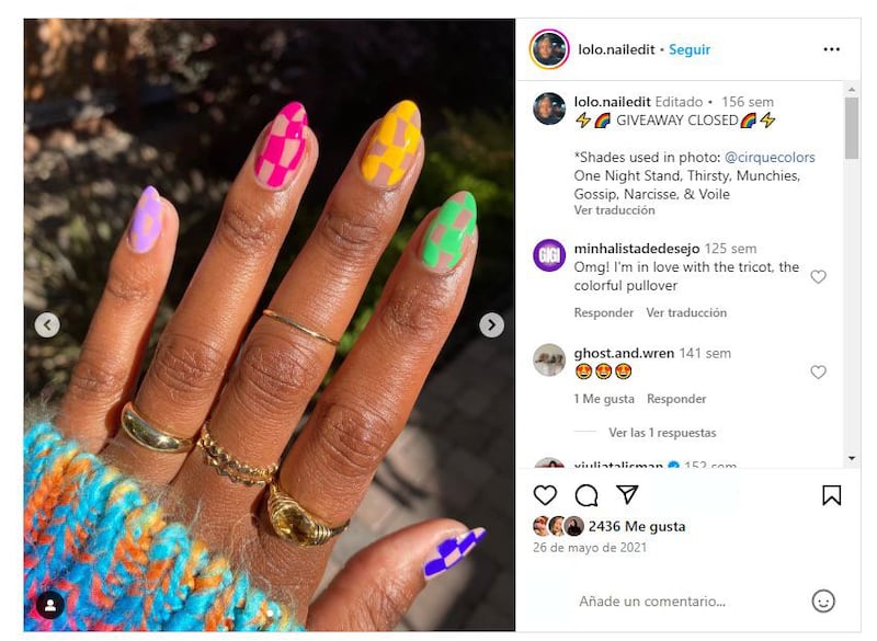 Las 'checkerboard nails' son la tendencia en cuanto a manicura más vibrante del verano