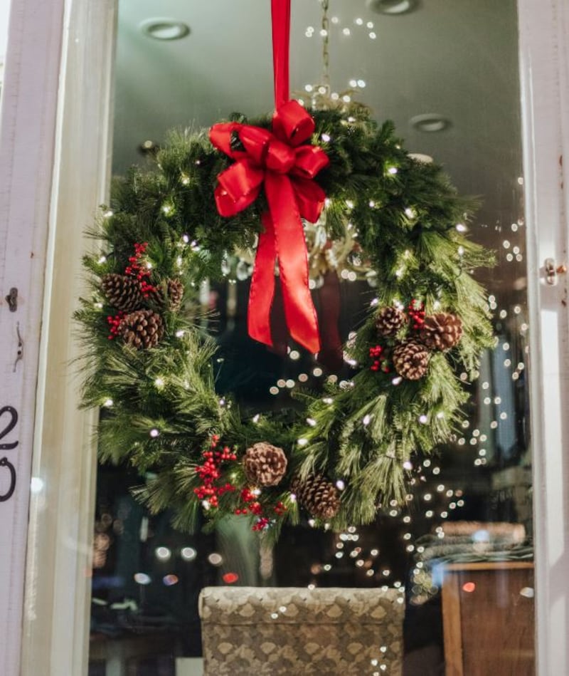 La corona es uno de los elementos decorativos clásicos de la Navidad