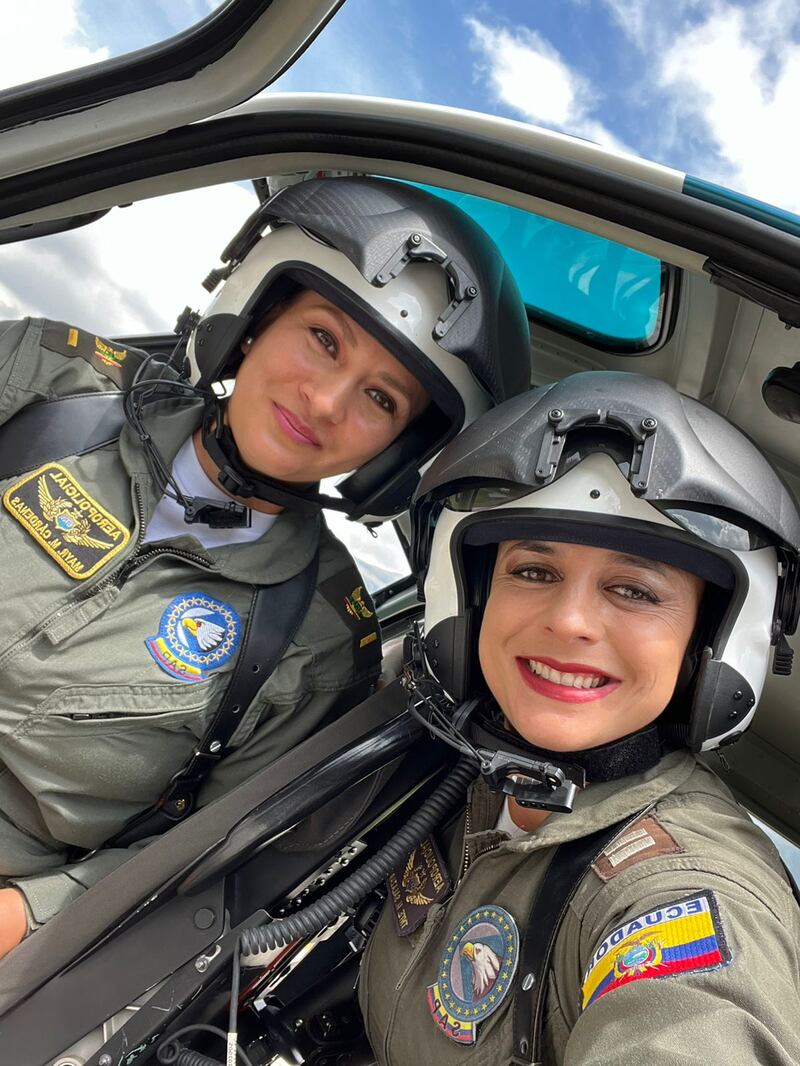 Piloto Mily Salazar junto a su compañera