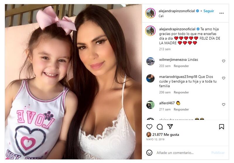 Alejandra Pinzón junto a su hija, Gala |