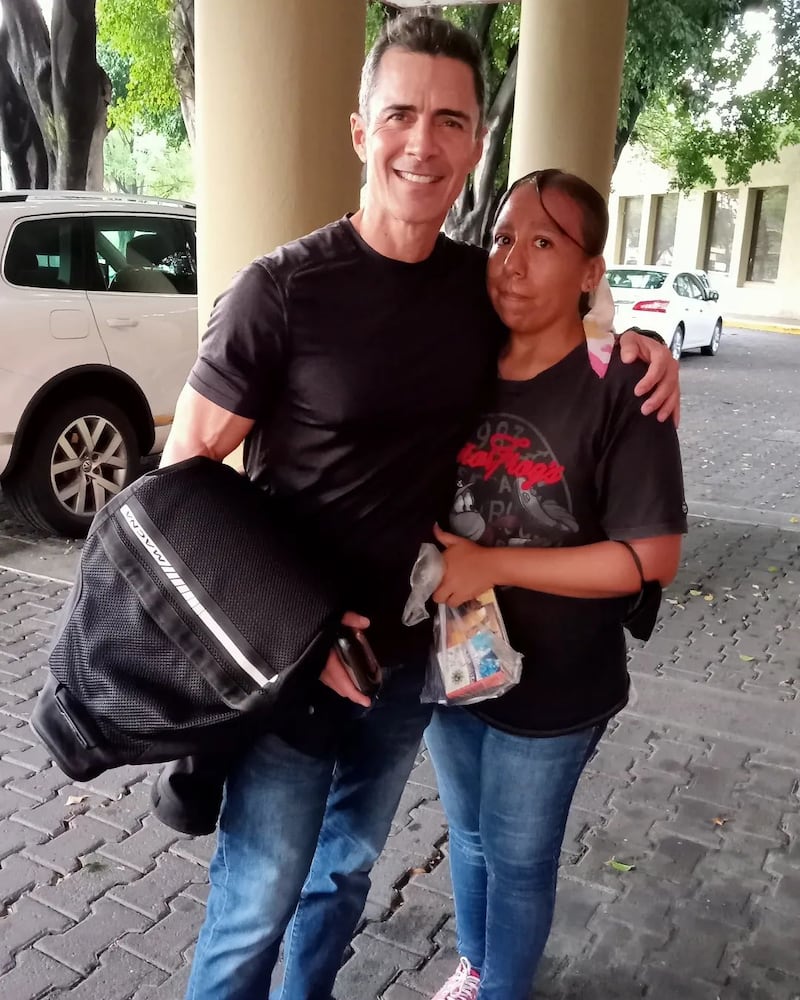 Jorge de Silva con una fan en la actualidad