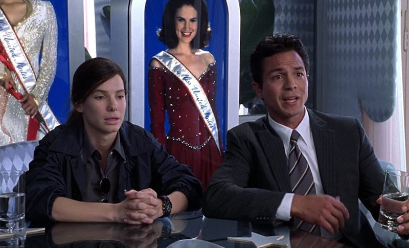 Sandra Bullock y Benjamin Bratt en 'Miss Simpatía'