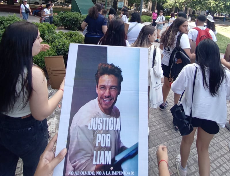 Fanáticas en Argentina realizan marcha a dos meses de la muerte de Liam Payne.